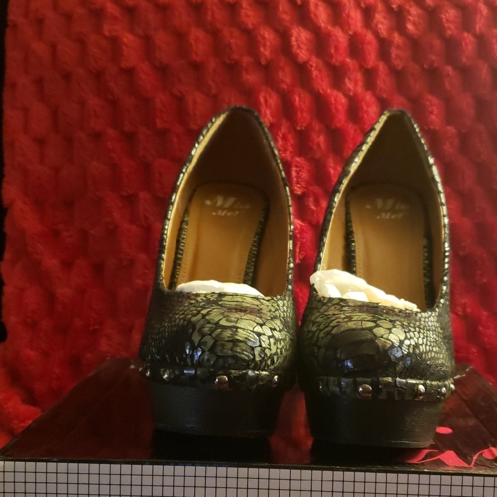 Women’s Green Snake-Print Platform Pumps, Like New Worn Once w/original Box!